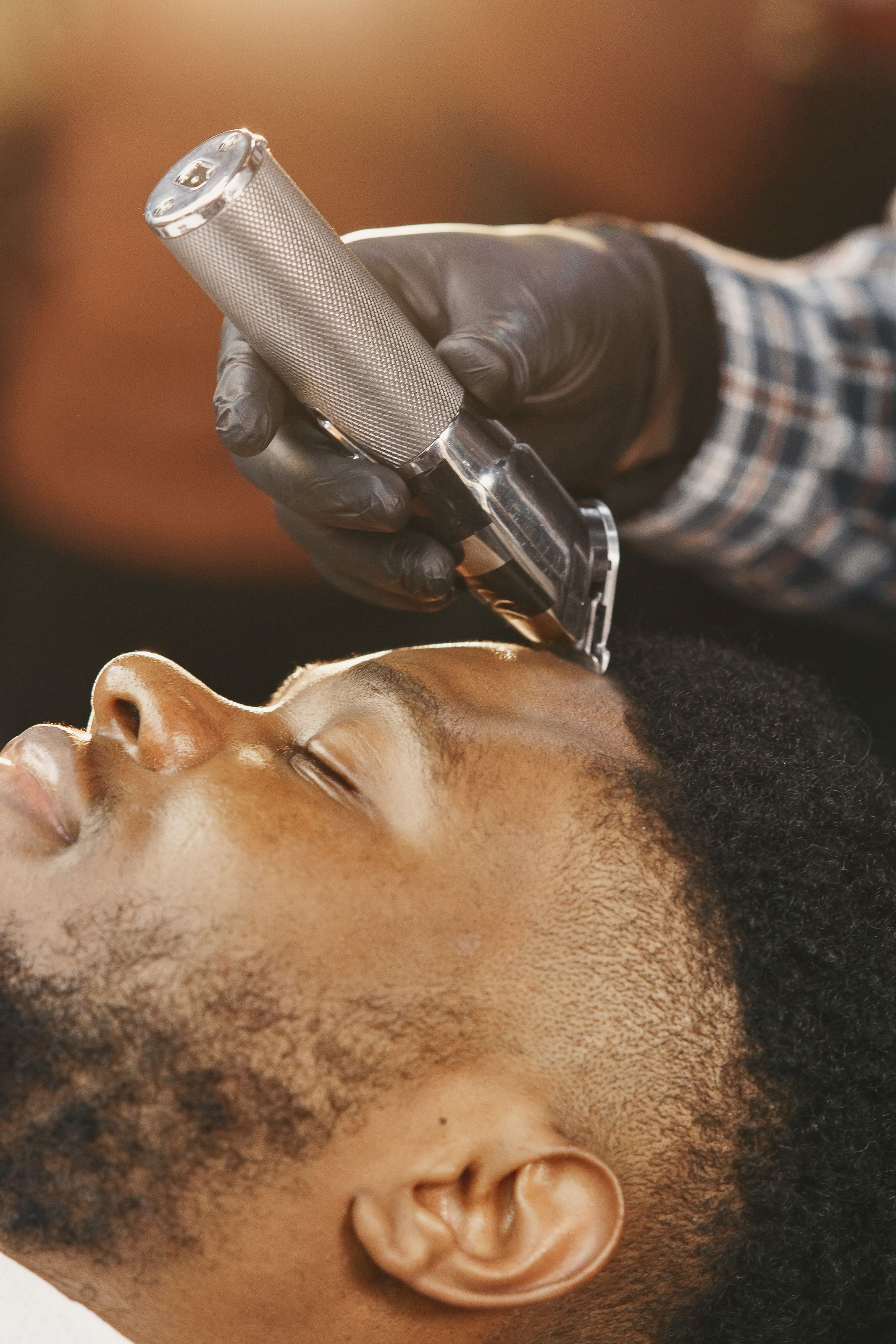 Marcus Ellis, master barber